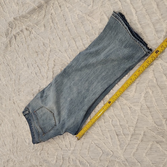 Light wash, distressed cropped Kensie jeans size 14! - Picture 9 of 9